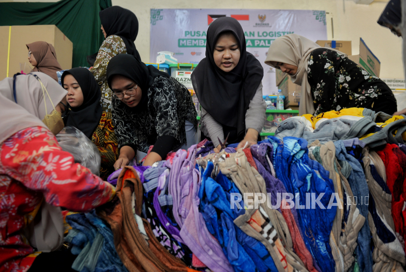 Volunteers pack logistics for Palestinian humanitarian aid at Baznas Headquarters, Jakarta, Thursday (2/11/2023).