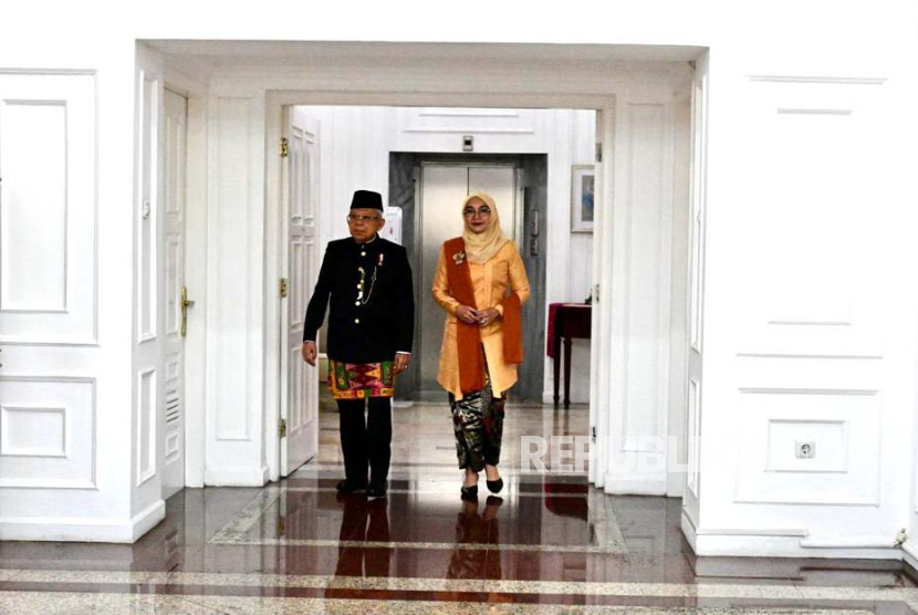 Wakil Presiden KH Maruf Amin bersama istri menggunakan pakaian Demang khas adat Betawi, Provinsi DKI Jakarta saat menghadiri Sidang Tahunan MPR dan Sidang Bersama DPR dan DPD Tahun 2023 di Kompleks Parlemen, Senayan, Jakarta, Rabu (16/8/2023). 