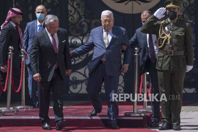  Presiden Palestina Mahmoud Abbas, kanan menerima Raja Yordania Abdullah II, di kota Ramallah, Tepi Barat, Senin, 28 Maret 2022.