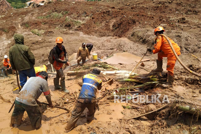 Kondisi pascalongsor di Kampung Gintung, Desa Cibenda, Kecamatan Cipongkor, Kabupaten Bandung Barat, Senin (25/3/2024). Sebanyak 9 orang warga diduga tertimbun dan belum ditemukan dalam peristiwa longsor yang terjadi  Ahad (24/3/2024) malam. Proses pencarian korban masih dilakukan oleh petugas gabungan. 