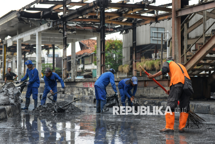 Petugas gabungan membersihkan sampah dan juga sisa pembakaran yang dilakukan oleh pengunjuk rasa di Kawasan Senen, Jakarta, Ahad (31/8/2025). Petugas gabungan mulai dari petugas warna-warni DKI Jakarta, Damkar hingga anggota TNI  bergerak dan bersinergi membersihkan sisa-sisa demo yang meninggalkan tumpukan sampah dan sisa pembakaran di sepanjang jalan serta halte transjakarta. Sedangkan kondisi jalan lokasi tersebut sudah mulai bisa dilintasi kendaraan.