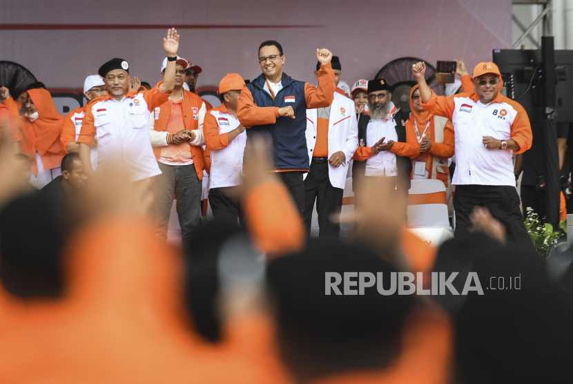 Presiden PKS Ahmad Syaikhu (kiri) bersama Sekjen PKS Habib Aboe Bakar Alhabsyi (kanan) dan bakal calon presiden yang diusung PKS Anies Baswedan (tengah) melakukan gerakan senam saat Apel Siaga Pemenangan PKS Tahun 2024 di Stadion Madya Kompleks GBK, Jakarta, Ahad (26/2/2023). Partai Keadilan Sejahtera (PKS) menggelar apel siaga pemenangan untuk Pemilu 2024 yang merupakan rangkaian Rakernas PKS 2023. 