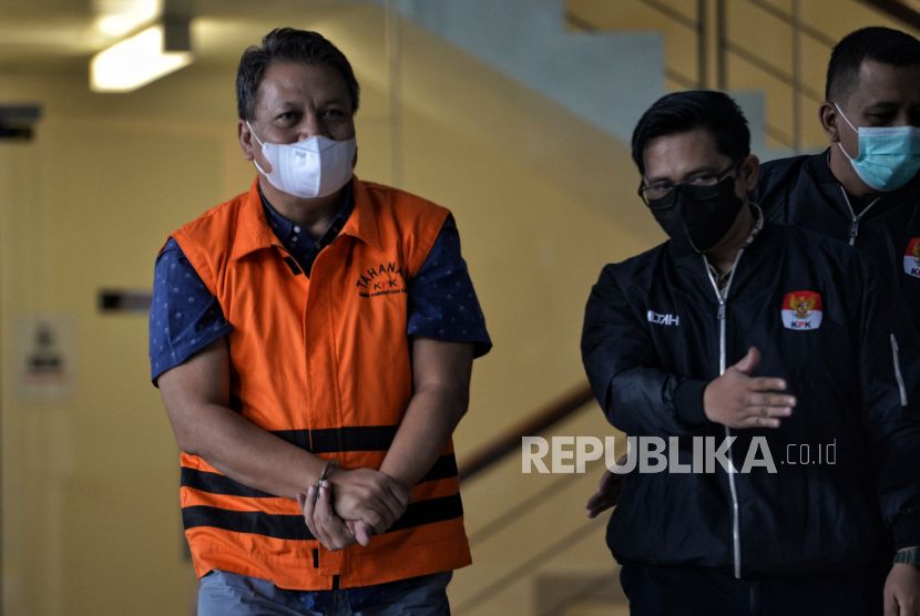 Tersangka AKBP Bambang Kayun berjalan mengenakan rompi tahanan. KPK akan bekerjasama dengan Polri untuk memburu penyuap Bambang Kayun.