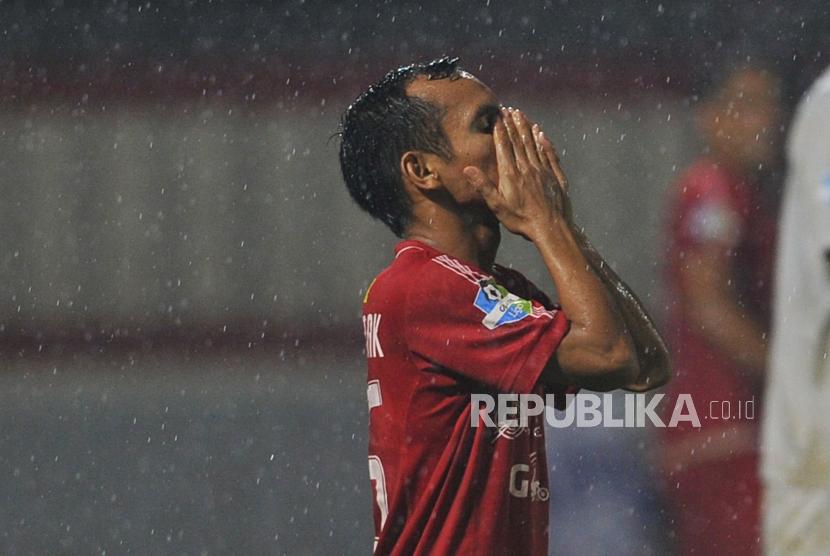 Ekspresi gelandang Persija Jakarta Riko Simanjuntak seusai gagal mencetak gol dalam laga lanjutan Liga 1 2018 melawan Persebaya Surabaya di Stadion PTIK, Jakarta Selatan, Selasa (26/6).