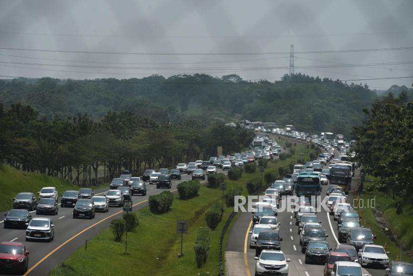 Kendaraan pemudik terjebak kemacetan di ruas Tol Cipali Km 80 arah Palimanan, Jawa Barat, Rabu (19/4/2023). 