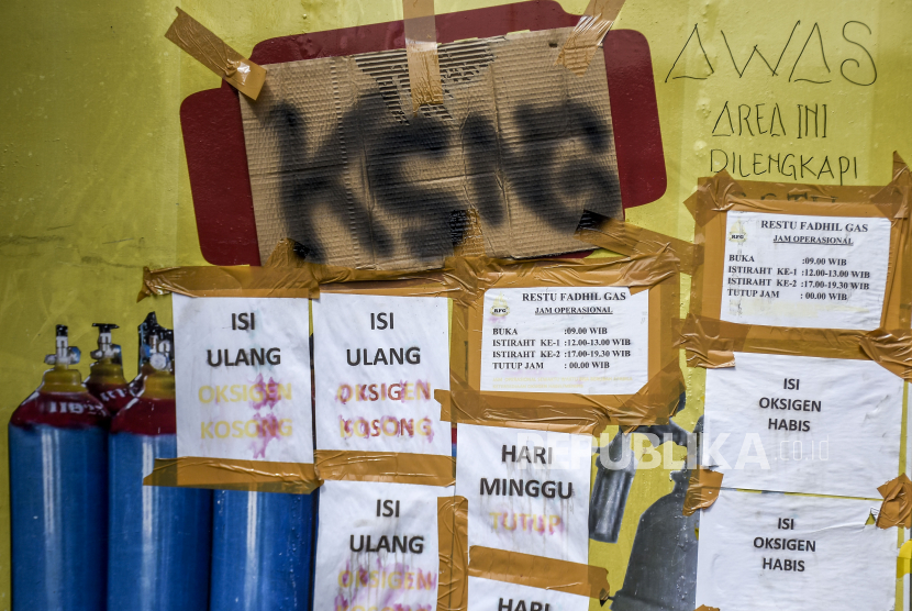 Spanduk pemberitahuan oksigen habis tertempel di pintu masuk agen isi ulang oksigen, Jalan A H Nasution, Arcamanik, Kota Bandung, Jumat (9/7). Pedagang mengaku oksigen isi ulang mulai langka bahkan habis sejak Ahad (4/7) menyusul tidak adanya pasokan dari distributor pasca melonjaknya kasus Covid-19 di Kota Bandung. Foto: Republika/Abdan Syakura