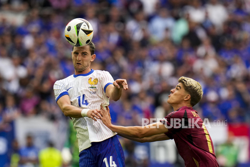  Pemain Prancis Adrien Rabiot (kiri) saat beraksi di Euro 2024.