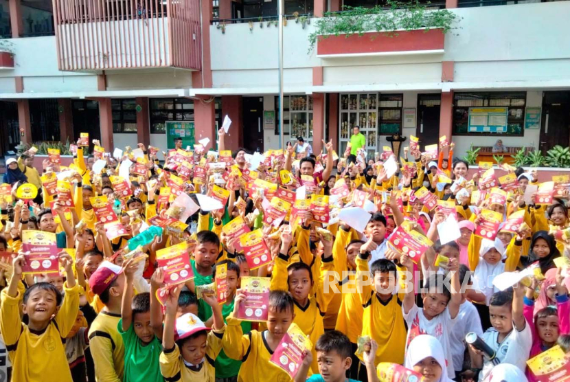Lotte Choco Pie mengadakan Senam Bersama untuk mendukung menjaga kesehatan dan kebugaran siswa-siswa. 