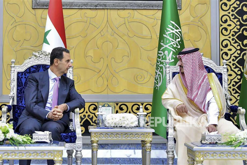 Foto selebaran yang disediakan oleh Saudi Press Agency (SPA) menunjukkan Presiden Suriah Bashar al-Assad (kiri) bertemu dengan Wakil Gubernur Wilayah Makkah Arab Saudi, Pangeran Badr bin Sultan bin Abdulaziz Al Saud (kanan), pada malam KTT Liga Arab, di Bandara Internasional King Abdulaziz, di Jeddah, Arab Saudi, Kamis (18/5/2023).  