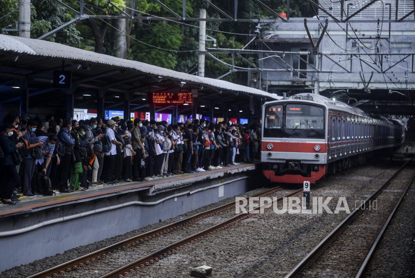 Oenumpang bersiap menaiki KRL Commuter Line di Stasiun Sudirman, Jakarta Pusat, Senin (19/12/2022). 