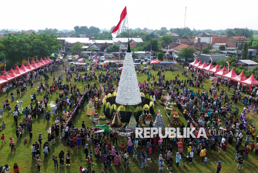 Tumpeng Tempe Raksasa Menjulang di Sidoarjo