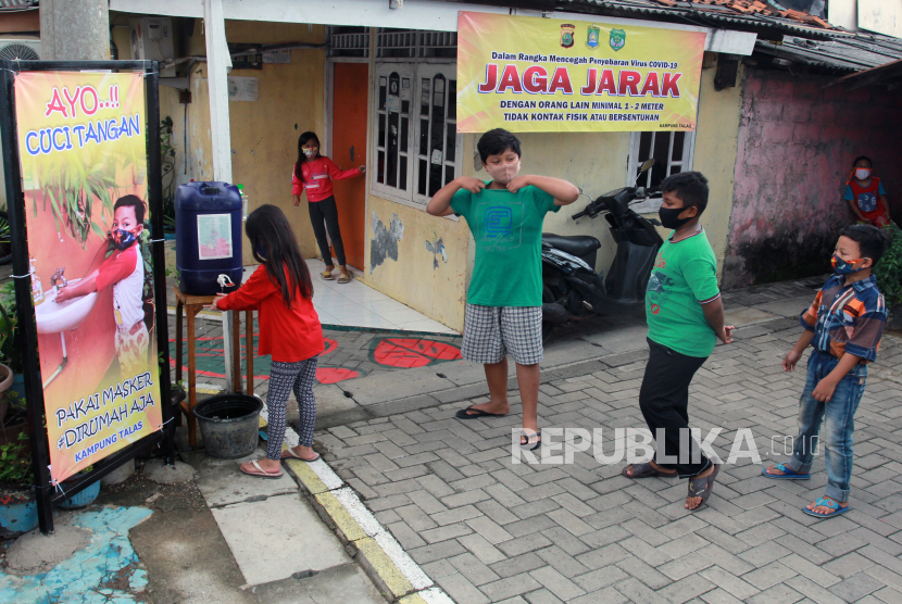 Sejumlah anak dengan mengenakan masker mengantre untuk mencuci tangan usai bermain di Kampung Normal Baru Taman Lalu Lintas, Karawaci, Tangerang, Banten, Senin (8/6/2020). ilustrasi