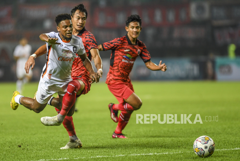 Pesepak bola Persija Jakarta Hasamu Yama (tengah) berusaha menghadang pemain Ratchaburi FC Alvin Mateus (kiri) pada laga persahabatan di Stadion Patriot Candrabhaga, Bekasi, Jabar, Ahad (25/6/2023).