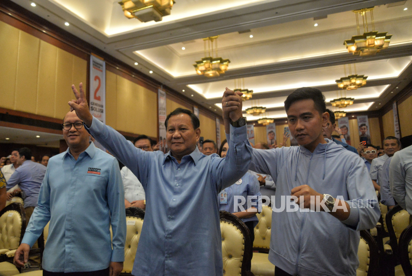 Pasangan capres-cawapres no urut 2 Prabowo Subianto-Gibran Rakabuming Raka didampingi Ketua Tim Kampanye Nasional (TKN) Prabowo-Gibran Rosan Perkasa Roeslani saat menghadiri Rakornas TKN-TKD Prabowo-Gibran di Jakarta, Jumat (1/12/2023). Rakornas Yang digelar secara tertutup tersebut membahas stategi dan teknis kampanye untuk memenangkan Prabowo-Gibran.