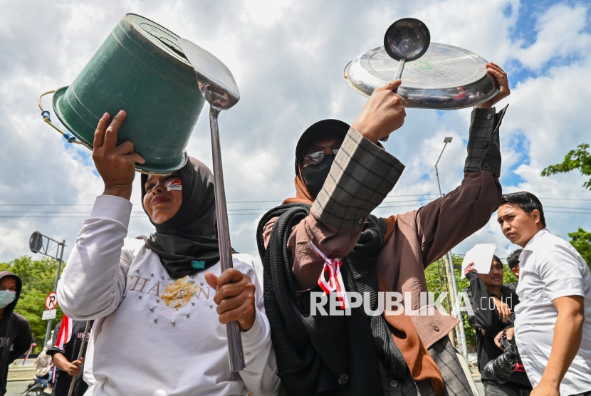 Bawa Alat Dapur, Warga Demo Tolak Tambang Galian C di Palu