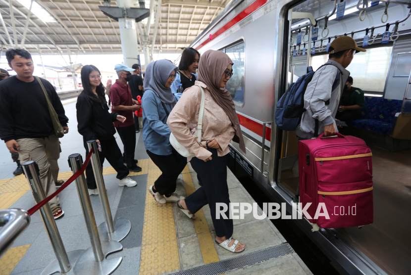Penumpang memasuki KRL di Stasiun Manggarai, Jakarta, Selasa (5/8/2025).