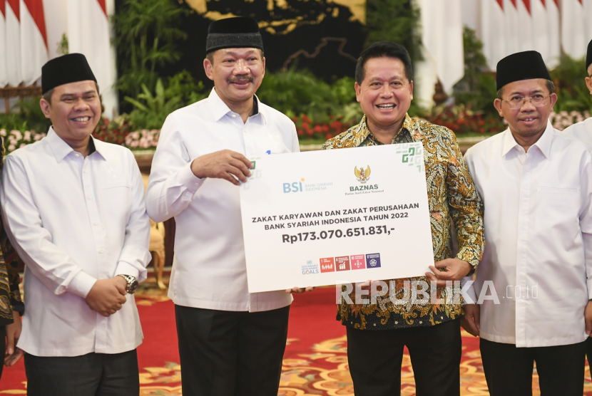 Direktur Utama Bank Syariah Indonesia (BSI) Hery Gunardi (kedua kanan) menyerahkan secara simbolis zakat karyawan dan perusahaan BSI ke Ketua Badan Amil Zakat Nasional  (Baznas) Noor Achmad di Istana Negara, Jakarta, Selasa (28/3/2023). PT Bank Syariah Indonesia Tbk (BSI) membayarkan zakat perusahaan melalui Badan Amil Zakat Nasional (BAZNAS) senilai Rp 173,07 miliar. Jumlah zakat BSI tersebut meningkat 41,2 persen dibanding tahun lalu. Hal ini menegaskan komitmen BSI untuk terus memperkuat kontribusi bagi masyarakat dan negara.