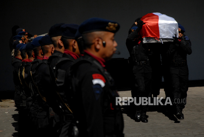 Anggota Polri mengusung peti berisi jenazah korban penembakan di Papua. (ilustrasi)