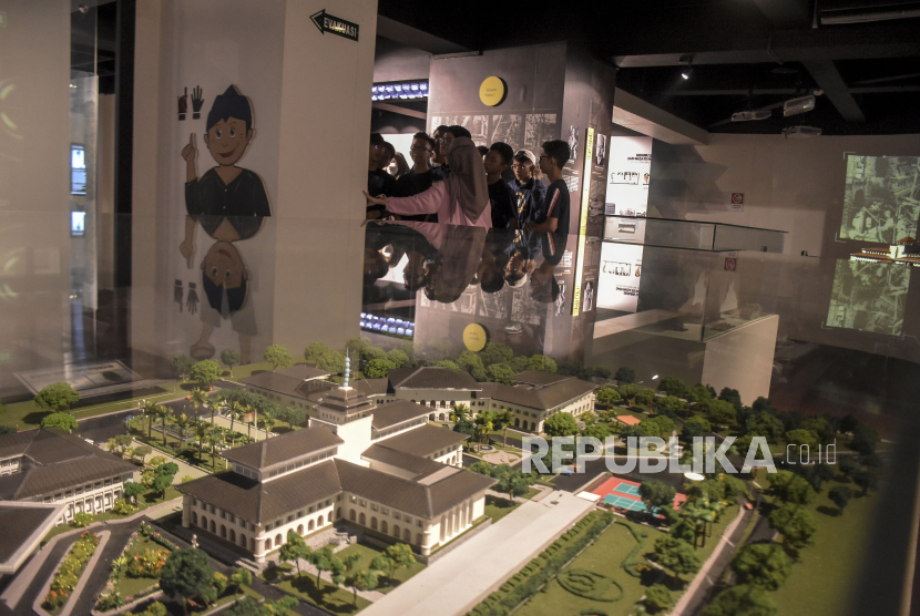 Pengunjung melihat koleksi Museum Gedung Sate di Jalan Diponegoro, Kota Bandung. Disparbud Jabar siapkan event dan destinasi baru di 2024