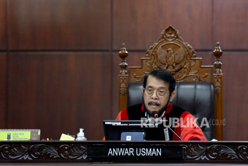 Ketu Majelis Hakim Mahkamah Konstitusi Anwar Usman memimpin sidang pembacaan putusan di Ruang Sidang Pleno Gedung MK, Jakarta, Senin (16/10/2023). Mahkamah Konstitusi (MK) menolak gugatan uji materi batas usia minimal calon presiden (capres) dan calon wakil presiden (cawapres) dalam Undang-Undang Nomor 7 Tahun 2017 tentang Pemilu yang diajukan oleh Partai Solidaritas Indonesia (PSI). MK menolak syarat usia capres-cawapres diturunkan menjadi 35 tahun. Dalam Sidang tersebut MK juga mengabulkan uji materi terhadap UU Nomor 7 Tahun 2017 tentang Pemilihan Umum terkait batas usia capres-cawapres yang diajukan mahasiswa UNS bernama Almas Tsaqibbirru Re A. MK menyatakan batas usia capres-cawapres tetap 40 tahun kecuali sudah berpengalaman sebagai kepala daerah. 