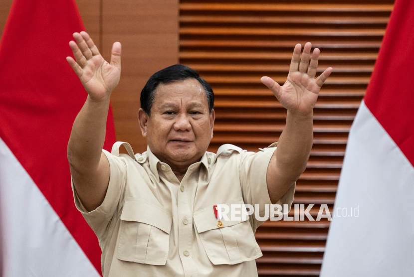 Presiden Prabowo Subianto melambaikan tangan usai menyampaikan keterangan pers terkait tarif Pajak Pertambahan Nilai (PPN) di Kantor Kementerian Keuangan, Jakarta, Selasa (31/12/2024).