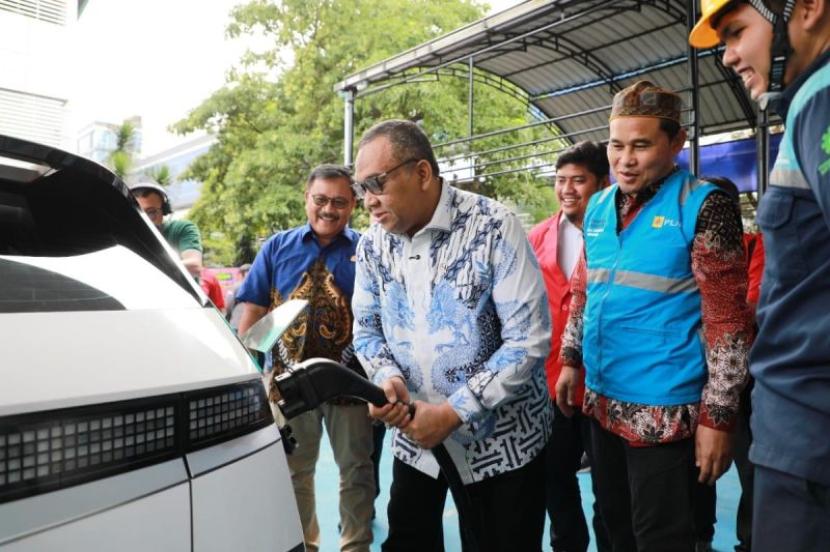 Wamenaker: SPKLU di Sumut jadi faktor beralih pada kendaraan listrik.