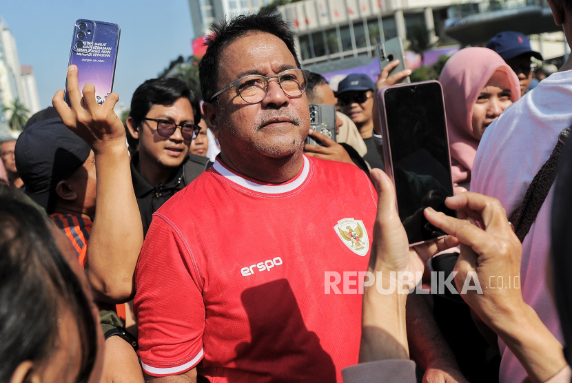 Bakal wakil gubernur DKI Jakarta Rano Karno menyapa warga saat berolahraga pada Hari bebas Kendaraan Bermotor (HBKB) di kawasan Bundaran HI, Jakarta, Ahad (8/9/2024).