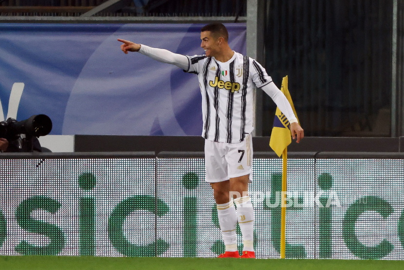  Cristiano Ronaldo dari Juventus merayakan setelah mencetak keunggulan 1-0 selama pertandingan sepak bola Serie A Italia antara Hellas Verona FC dan Juventus FC di stadion Marcantonio Bentegodi di Verona, Italia, 27 Februari 2021.