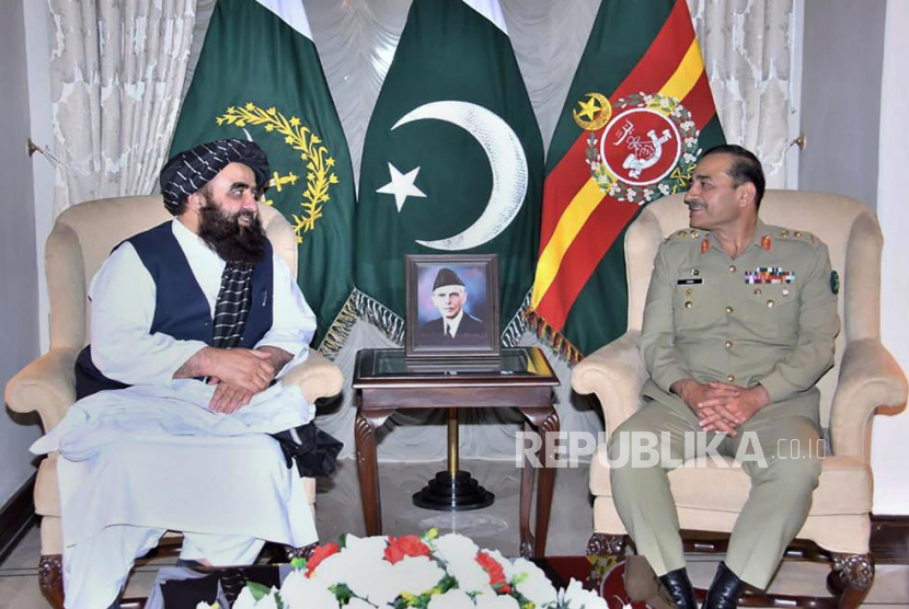 Dalam foto yang dirilis Inter Services Public Relations ini, Menteri Luar Negeri Afghanistan yang ditunjuk Taliban Amir Khan Muttaqi (kiri) bertemu dengan Panglima Angkatan Darat Pakistan Jenderal Asim Munir, di Rawalpindi, Pakistan, Ahad (7/5/2023). 