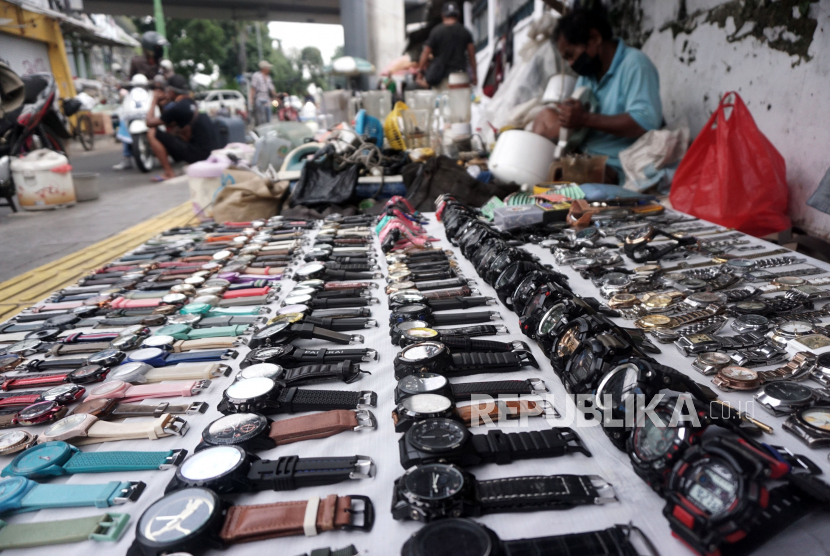 Pedagang barang bekas menggelar barang dagangannya di Pasar Loak Kebayoran Lama, Jakarta.