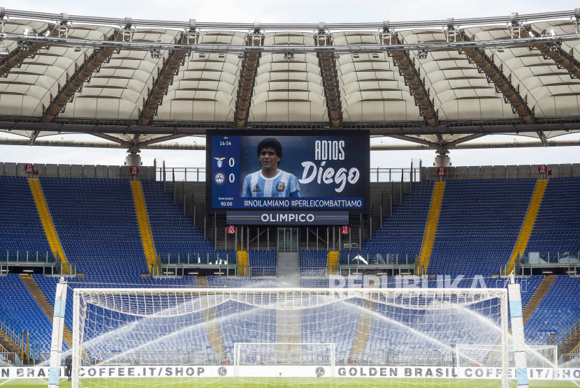  Legenda sepak bola Argentina akhir Diego Armando Maradona ditampilkan di layar lebar sebelum pertandingan sepak bola Serie A Italia SS Lazio vs Udinese Calcio di stadion Olimpico di Roma, Italia, 29 November 2020.