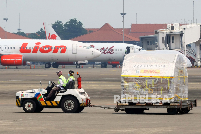 Pekerja membawa kargo untuk dinaikkan ke pesawat di Terminal Cargo Bandara Soekarno Hatta, Tangerang, Banten. ilustrasi