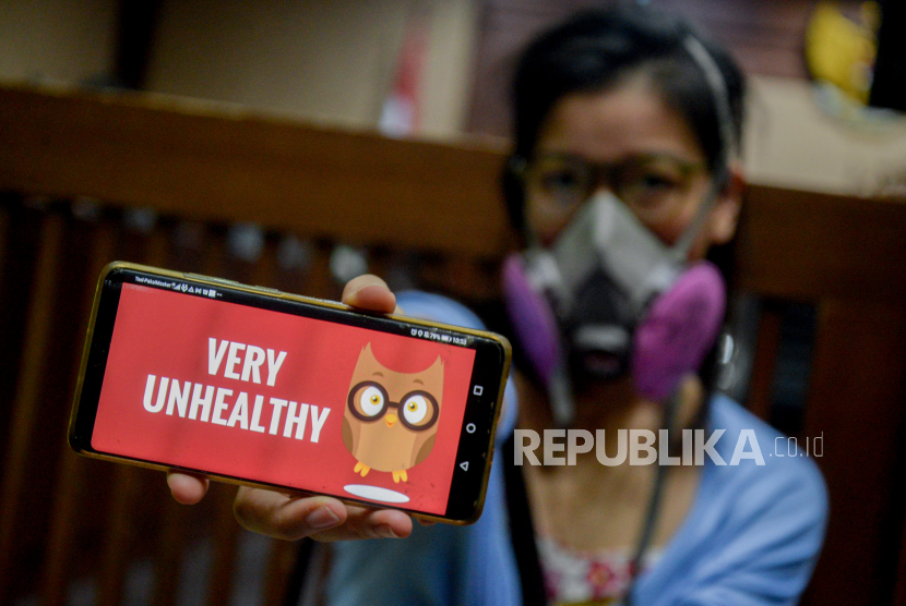 Aktivis yang tergabung dalam Koalisi Ibu Kota melakukan aksi sebelum sidang pembacaan putusan gugatan terkait polusi udara di Pengadilan Negeri Jakarta Pusat, Kamis (16/9). Dalam aksinya mereka menuntut pemerintah untuk mengendalikan polusi udara di Jakarta dan sekitarnya. Republika/Thoudy Badai