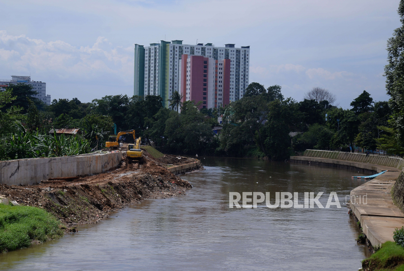Alat berat menyelesaikan proyek normalisasi Sungai Ciliwung (ilustrasi).