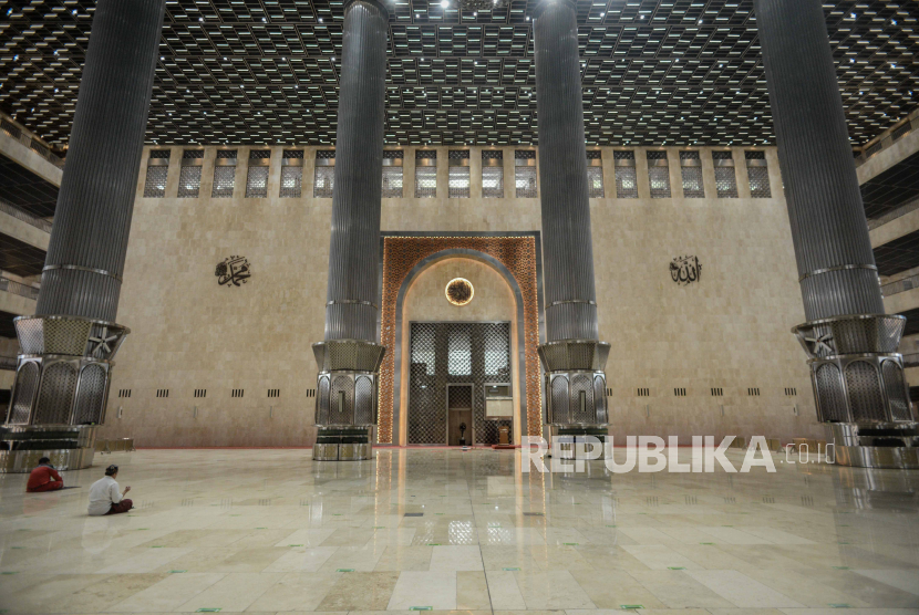 Petugas beraktivitas di area tempat ibadah Masjid Istiqlal, Jakarta. DMI Sulteng Gagas program Pengembangan Kompetensi Pegawai Syara