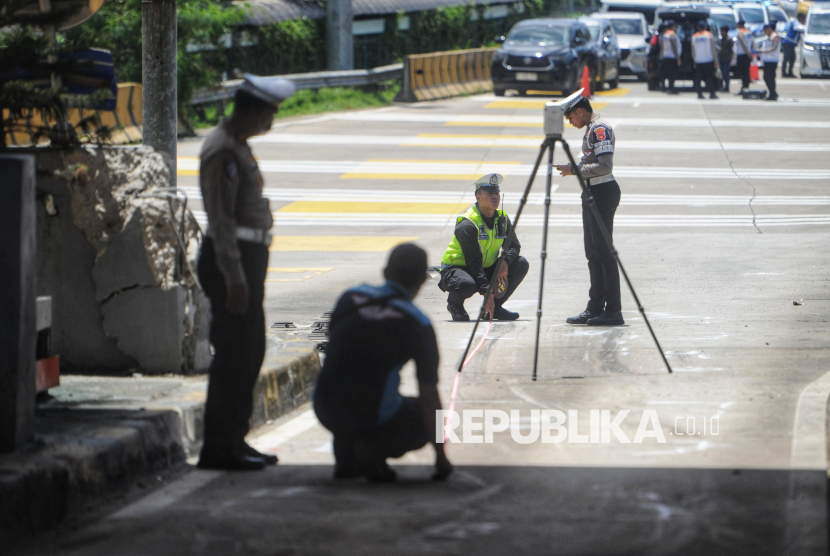 Polisi Lakukan Olah TKP Kecelakaan Beruntun di Gerbang Tol Ciawi 2