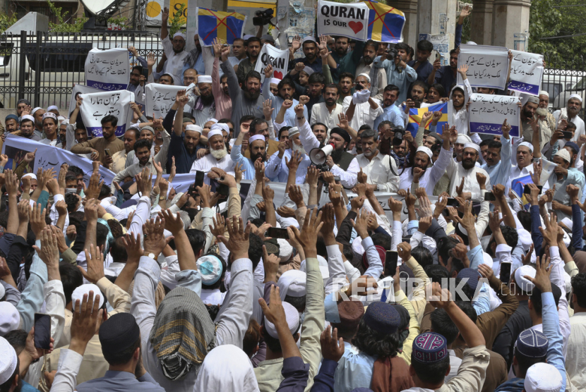 Ribuan Muslim di Pakistan berkumpul untuk memprotes aksi pembakaran Alquran pekan lalu di Stockholm, Swedia. 