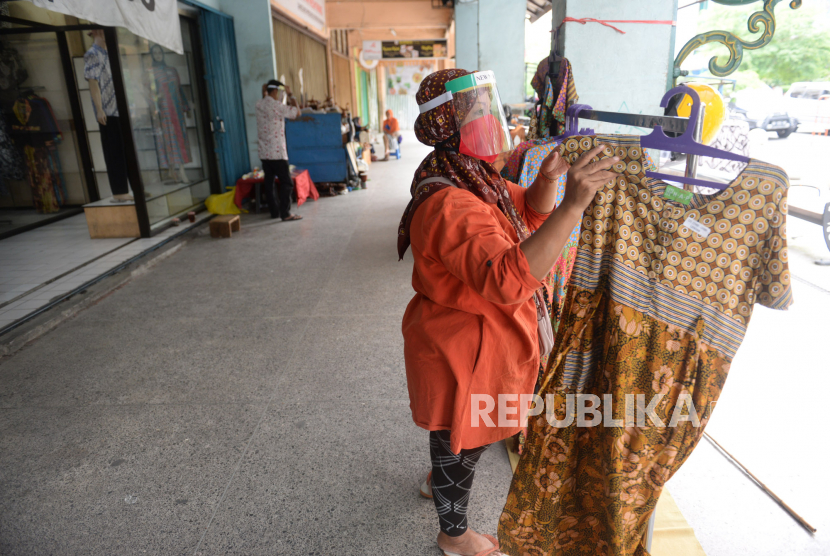 Pedagang mulai membuka lapaknya di kawasan ikonik Malioboro, Yogyakarta, Senin (1/6). Beberapa pedagang mulai berjualan kembali di tengah pandemi virus corona