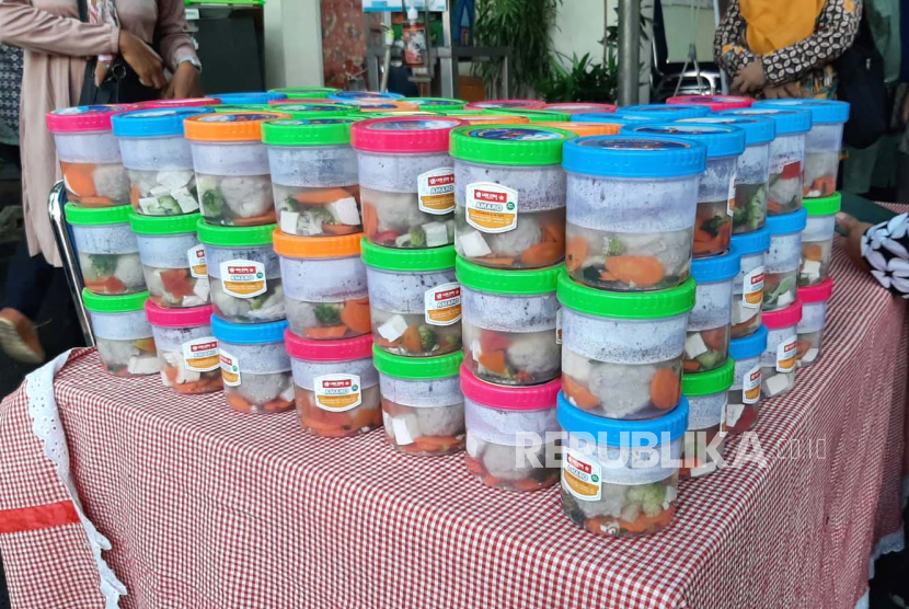 Salah satu menu makanan dalam program makanan tambahan (PMT) lokal di Kota Depok, Jawa Barat, Jumat (17/11/2023). 