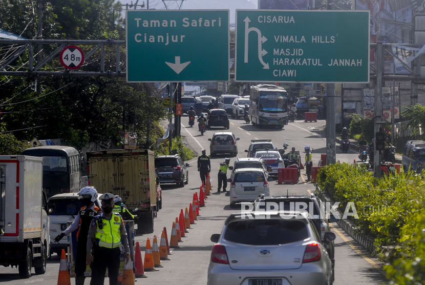 Polisi melakukan penyekatan kendaraan ganjil genap di jalur wisata Puncak, Gadog, Kabupaten Bogor, Jawa Barat, Kamis (3/3/2022). BPTJ merekomendasikan jenis moda transportasi berbasis rel untuk kawasan Puncak.