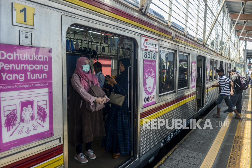 Sejumlah penumpang memakai masker saat menaiki kereta di Stasiun Depok, Depok, Jawa Barat, Jumat (6/3).