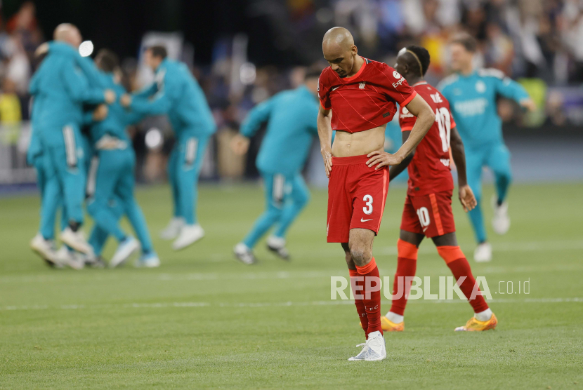 Fabinho dari Liverpool tampak kecewa usai final Liga Champions UEFA antara Liverpool FC dan Real Madrid di Stade de France di Saint-Denis, dekat Paris, Prancis, 28 Mei 2022.