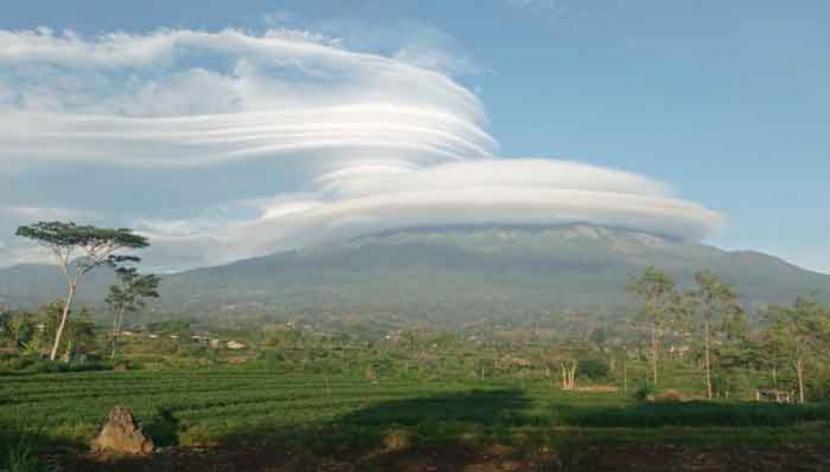 Fenomena awan bertopi tidak hanya terjadi di Gunung Arjuno-Welirang 