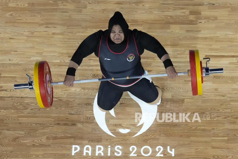 Lifter Indonesia Nurul Akmal melakukan angkatan dalam kelas +81 kg putri Olimpiade Paris 2024 di South Paris Arena, Paris, Prancis, Ahad (11/8/2024). Nurul Akmal gagal menyumbangkan medali untuk Indonesia. Nurul mencatatkan total angkatan 245 kg, dengan angkatan snatch 105 kg dan clean and jerk 140 kg. 