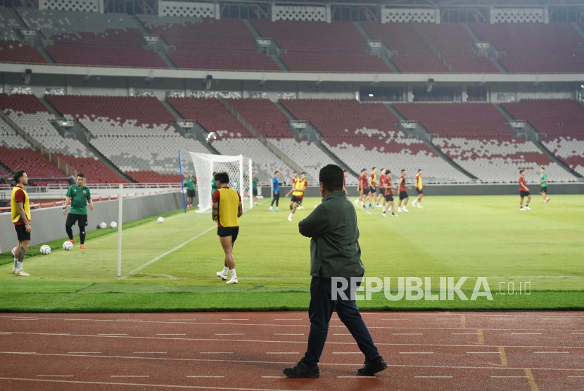 Ketua PSSI Erick Thohir  menyaksikan latihan timnas jelang pertandingan Leg Pertama Kualifikasi Piala Dunia 2026 di Stadion GBK, Jakarta, Rabu (11/10/2023). Indonesia dijadwalkan akan melawan Brunei Darussalam di Stadion GBK, pada Kamis (12/10/2023) malam.