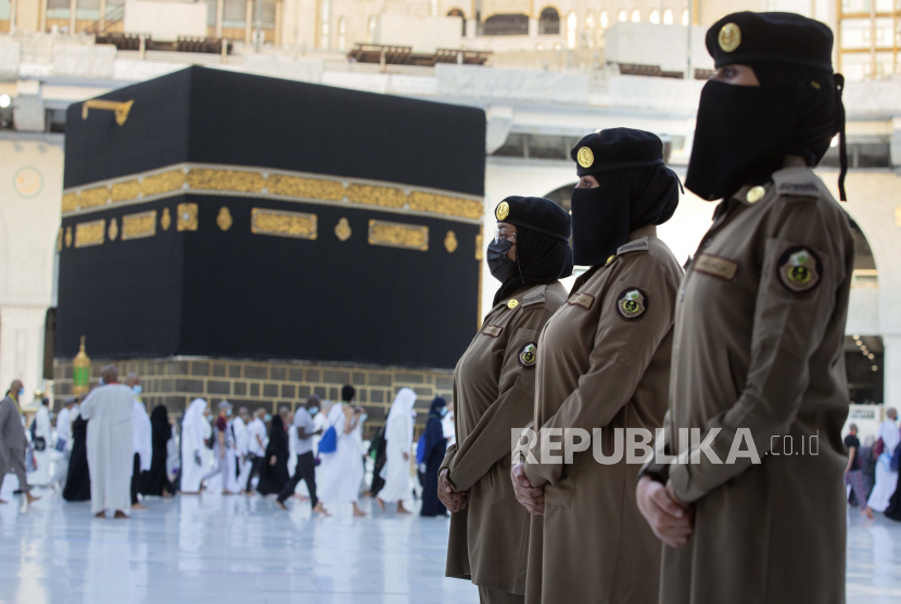 Perdana, Tentara Wanita Saudi Berjaga di Makkah Selama Haji. Polisi wanita Saudi, yang baru-baru ini dikerahkan ke layanan, dari kanan ke kiri, Samar, Alaa, dan Bashair, berjaga-jaga di depan Kabah, Masjidil Haram, Selasa, 20 Juli 2021.