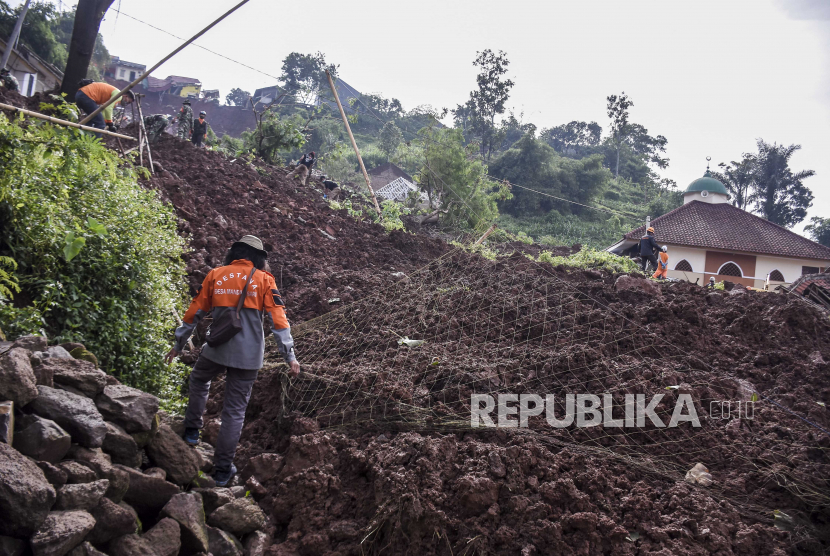Petugas gabungan melakukan pencarian korban yang tertimbun tanah longsor di Desa Cihanjuang, Kecamatan Cimanggung, Kabupaten Sumedang, (ilustrasi).