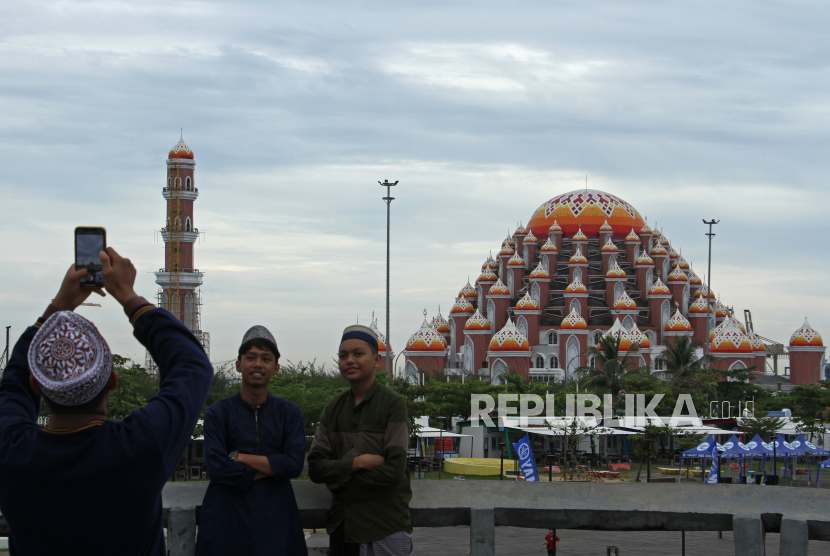 Remaja berfoto bersama dengan latar belakang Masjid 99 Kubah di Makassar, Sulawesi Selatan, Rabu (5/4/2023). Masjid yang dapat menampung sekitar 13 ribu jamaah tersebut memiliki 99 kubah dan menjadi salah satu destinasi wisata religi di daerah itu saat Ramadhan 1444 H. 