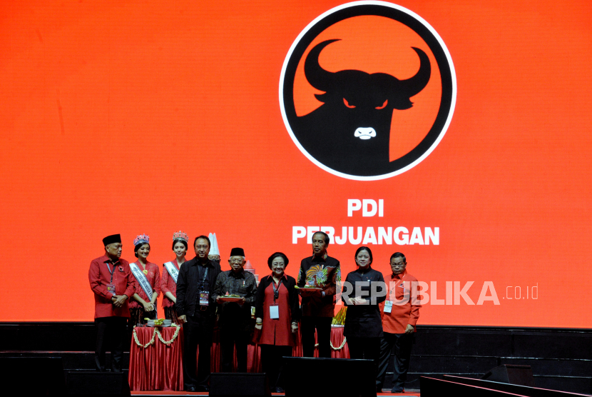 Presiden Joko Widodo (ketiga kanan) bersama Ketua Umum PDI P Megawati Soekarnoputri (keempat kanan). Jokowi dan Mega disebut-sebut sebagai sosok yang akan menentukan capres dari PDIP. 