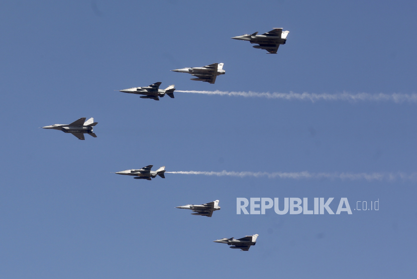  (Kiri-Kanan) Sebuah MIG 29 Angkatan Udara India memimpin formasi dengan dua Jaguar, dua jet Mirage 2000 dan dua jet Rafale terbang melewatinya pada pameran penerbangan Aero India 2023.